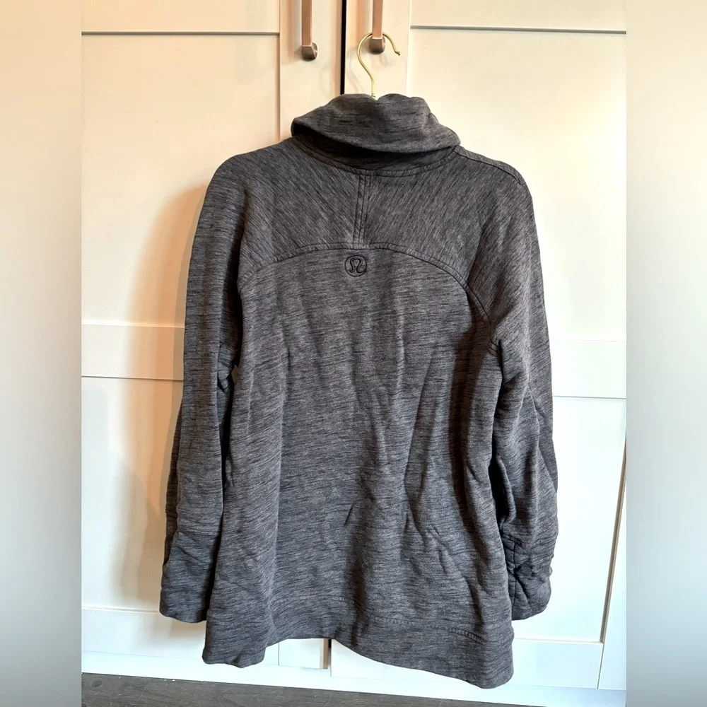 Lululemon Gray Mock Neck Sweatshirt Cozy Casual Athletic Size 8 Minimalist Chic